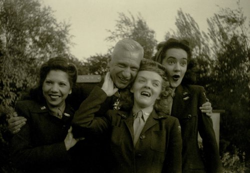 Генерал-полковник В.Д. Цветаев с тремя девушками-военнослужащими 9-й армии США на встрече союзников. Германия, г. Цербст