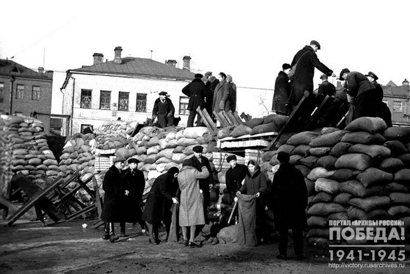 Москвичи строят баррикады на Можайском шоссе