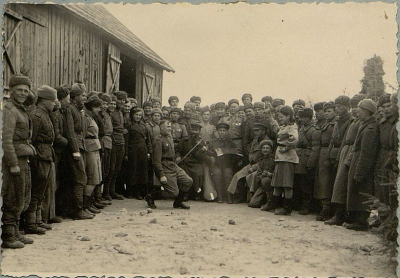 Фотография: краноармеецы БВ гармонист (повар) Титов и скрипач (сапожник) Н.К. Бесараб часто развлекают больных своей веселой игрой. На снимке: у столовой в обед