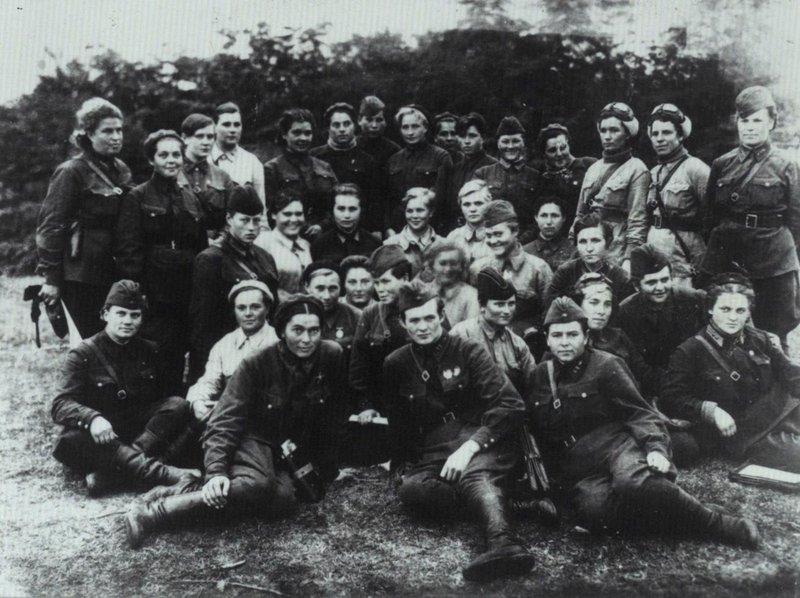 Личный состав 588-го ночного бомбардировочного полка (в 1943-м переименован в 46-й гвардейский Таманский)
