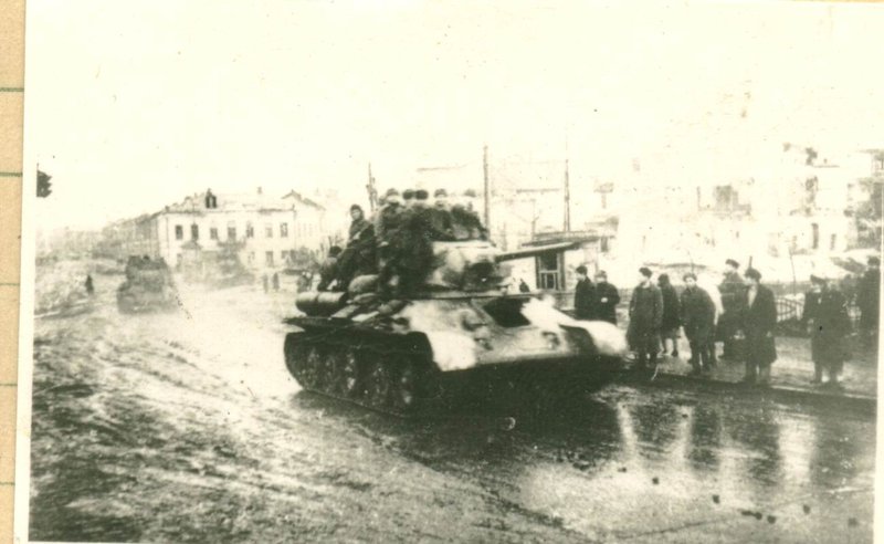 Советские танки на одной из улиц г. Воронежа, освобожденного от немецко-фашистских захватчиков