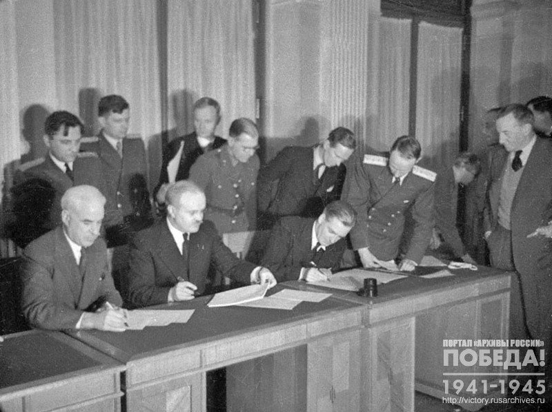 Госсекретарь США Э. Стеттиниус, Нарком иностранных дел СССР В.М. Молотов, министр иностранных дел Великобритании А. Иден подписывают документы Крымской конференции. Среди присутствующих Б.Ф. Подцероб, А. Керр и др.