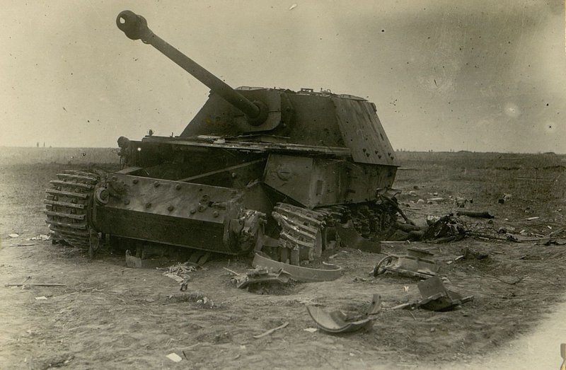 Фотография: Самоходное орудие "Фердинанд" подбито на выс. 257,1 9.7.43 8 батареей 100 гаубичной артиллерийской бригады большой мощности (КГАБр БМ); прямым попаданием 203-мм снаряда - разбита левая гусеница 9.7.43