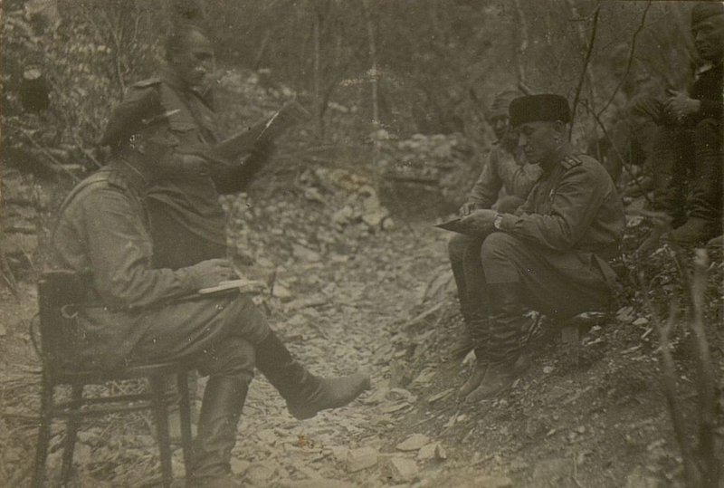 Фотография: Командир полка подполковник Ахтырченко П.Г. делает доклад на делегатском партсобрании полка - "О ходе реализации приказа Верховного Главнокомандующего, Маршала Советского Союза товарища Сталина, № 195 подразделениями полка".