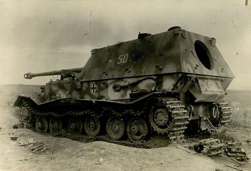 Фотография: Немецкий танк, разбитый в районе ст. Поныри 10.7.43 г. 9 батареей 753 ПАП 5 АД РГК