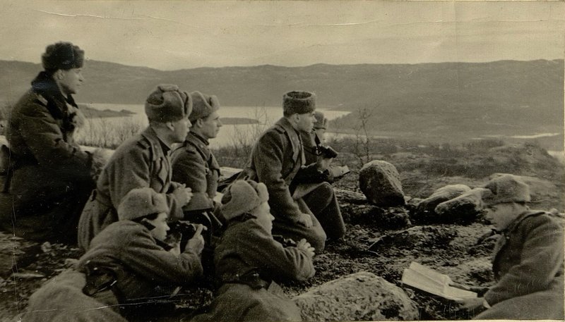 Фотография: 1 стрелкового батальона Майор Горобец Зам по стр. части и ком. 8 стрелковой роты Капитан Чирков с ком. взводов на рекогносцировке местности