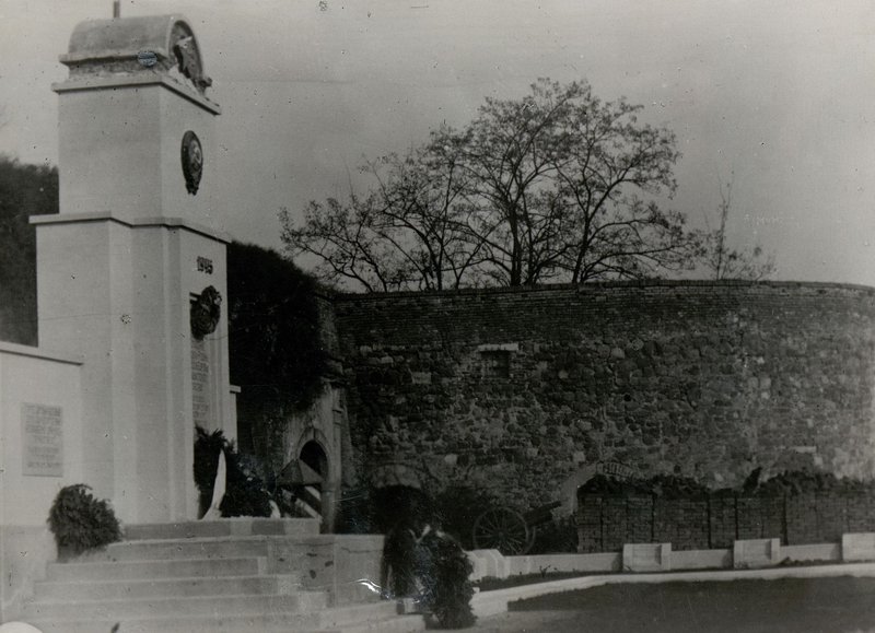 Фотография: г. Сегетвар. Памятник-монумент на воинском кладбище