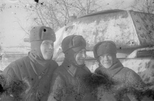 Танковый экипаж: командир орденоносец Чихунов (справа), радист Макаров (в центре) и механик-водитель М.П. Криворотов (слева)