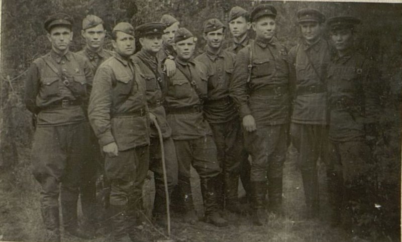 Фотография: Слева направо: старший политрук Филоненко, мл. политрук Волков, Заместительполитрука Суханов, ст. политрук Кудряшов, старш. лейтенант Зыков, капитан Захаров, капитан Павличенко, лейтенант Кононенко, подполковник Черепанов, Старший лейтенант Крелин, политрук Бесембаев