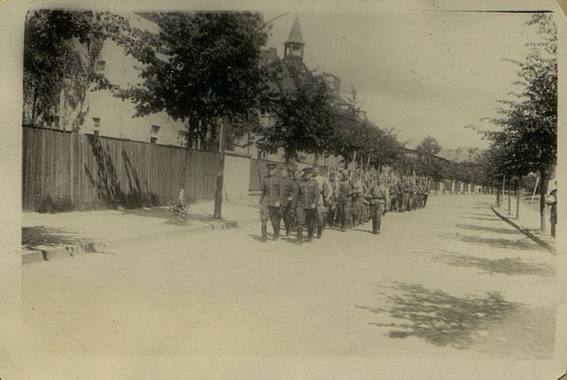 Фотография: 4 рота 993 с.трелкового полка проходит по одной из улиц г. Дейч-Кроне Настал период упорной учебы. июль 1945 г.