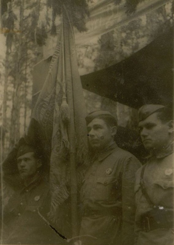 Фотография: Капитан Павличенко, старший сержант Поставнев и старший лейтенант Пипченко у переходящего Красного Знамени БМ АССР