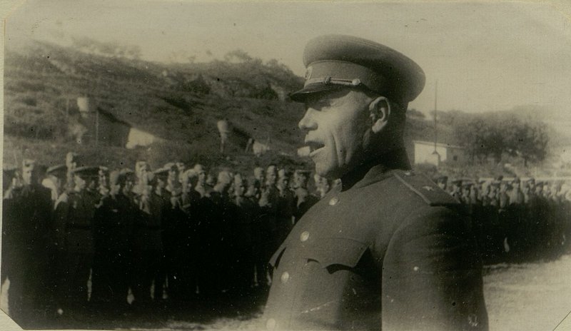 Фотография: С приветствием награжденных от Военного Совета выступает генерал-майор Чубунов