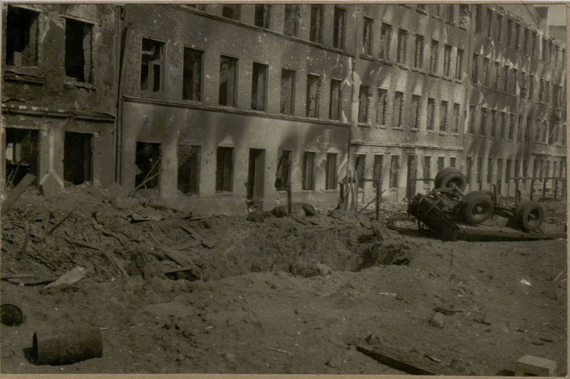 Фотография: Разбитая техника противника на улицах г. Кенигстрелкового батальонарга