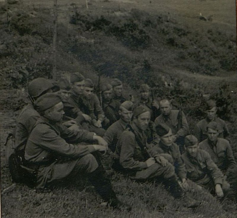 Фотография: Молодые коммунисты 912стрелкового полка слушают доклад по книге товарища Сталина "Об Отечественной войне Советского Союза"