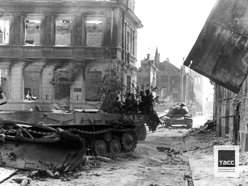 Советская военная техника в центре города в первые дни после его освобождения от немецко-фашистских захватчиков, Елгава