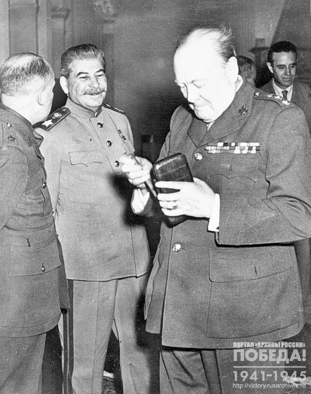 Глава Советского правительства И.В. Сталин (слева) и Премьер-министр Великобритании У. Черчилль во дворце в дни работы Крымской конференции