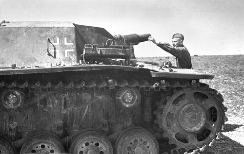 Захваченная немецкая самоходная артиллерийская установка StuG III (Юго-Западный фронт)