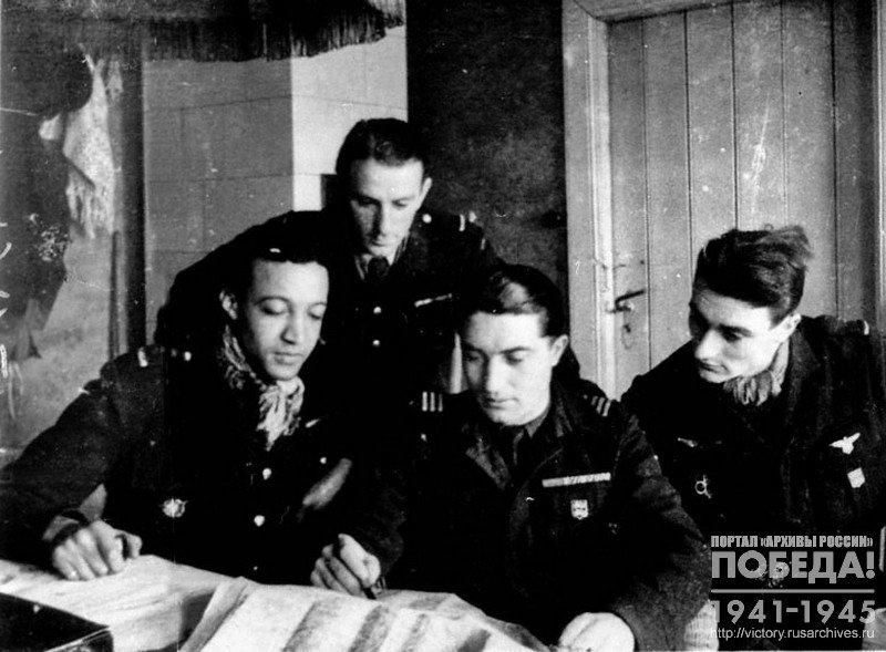 Группа ассов «Нормандия» части «Сражающаяся Франция» разрабатывает план очередного полета