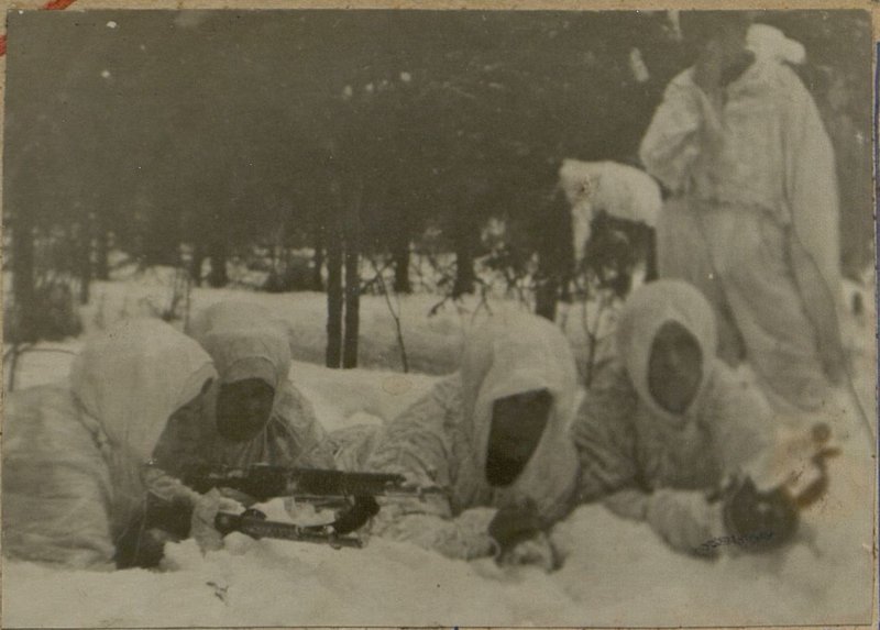 Фотография: Командир взвода лейтенант Скопинцев ставит задачу командирам отделений