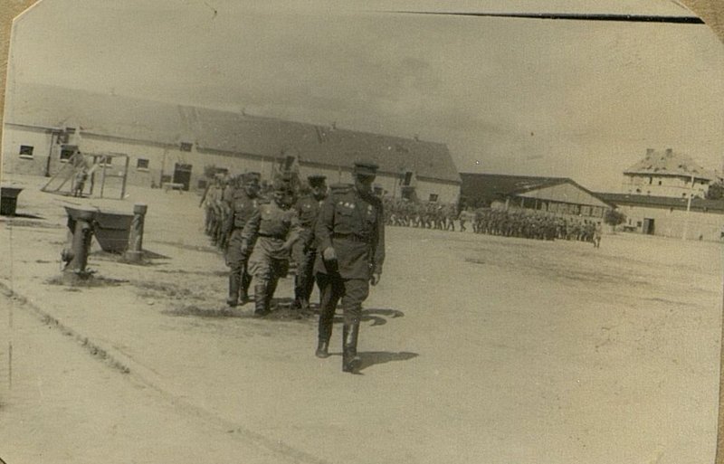 Фотография: 2 стрелковый батальон из военного городка идет на учебное поле Впереди - майор Поликарпов - командир 2-го стрелкового батальона