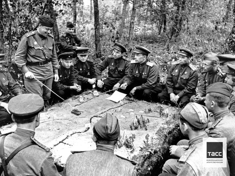 Командиры и офицеры одной из частей Красной Армии во время обсуждения хода проведения танковой операции