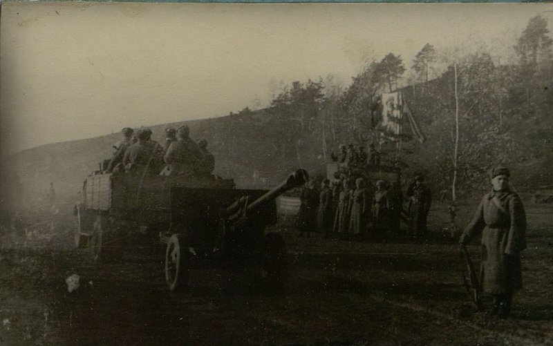Фотография: Парад в честь 27 годовщины Великой Октябрьской Социалистической революции в частях