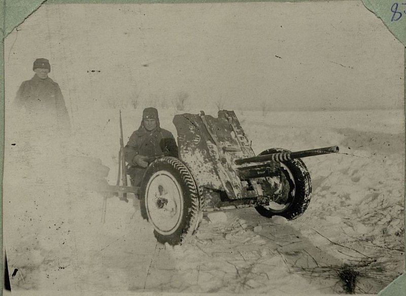 Image: The abandoned anti-tank gun, which was thrown by the Nazis, acts against them.