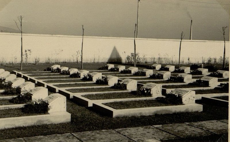 Фотография: г. Баден предместье г. Вена. Индивидуальные могилы на воинском кладбище