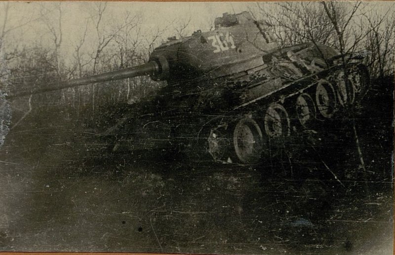 Фотография: Танк Т-34 на спуске по каменному грунту в районе кв. 0498