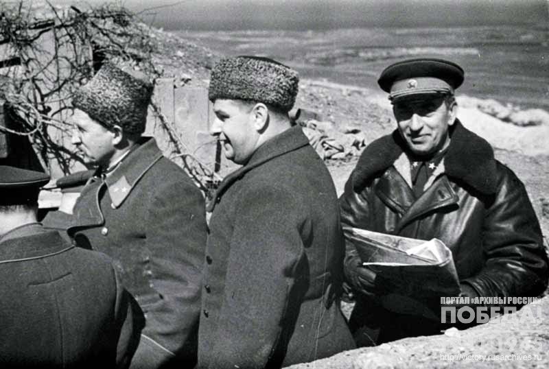 Командующий Приморской армией генерал-майор И.Е. Петров (3-й справа), член Военного Совета П.А. Кузнецов (2-й справа), командир 95 стрелковой дивизии генерал-майор В.Ф. Воробьев (справа) на линии обороны г. Севастополя