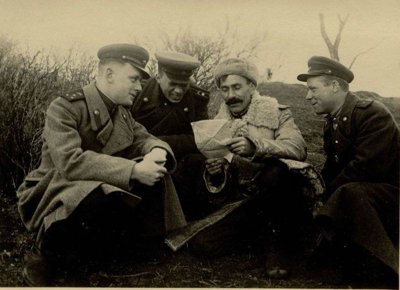Фотография: "Спасибо Вам за радушный прием и торжественные проводы" - пишут из училищ будущие офицеры командирам и политработникам Артдивизиона. На снимке: в Артдивизионе за читкой одного из таких писем