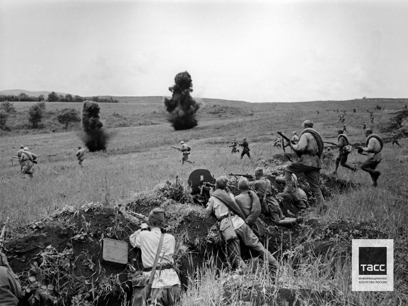 Red Army soldiers counter-attack in a battle, Krasnodar region, 1943. Photo by Maks Alpert/TASS