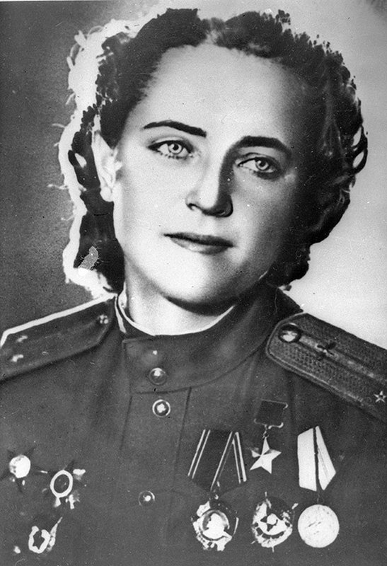 Портрет командира звена 46-го женского авиационного полка Таманской дивизии Евгении Жигуленко