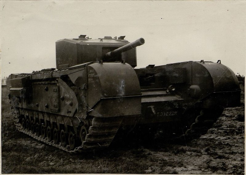 Фотография: Тяжелый танк МК-IV "Черчилль" (английский)