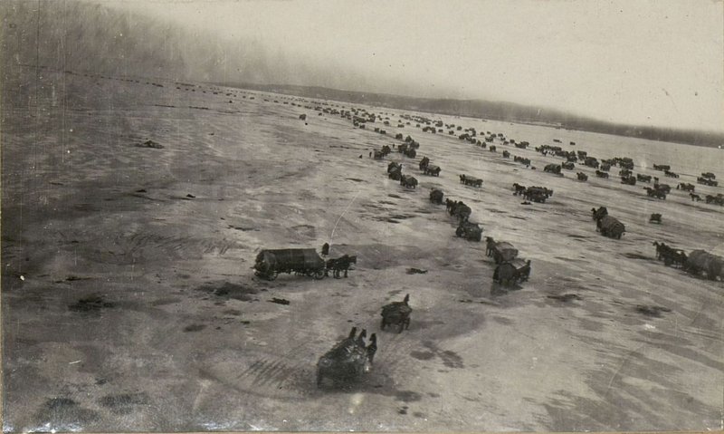 Фотография: Колонны эвакуирующихся немцев по заливу Фриш Гаф