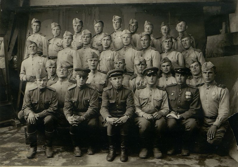 Фотография: Комсомольский актив 404 стрелкового полка Нижний ряд (слева направо) Комсорг 3/404 стрелкового полка Горьканцев, парторг полка - капитан Южаков, командир полка майор Голуб, комсорг полка лейтенант Горбунчиков, комсорг 2 батальона младший лейтенант Кучеренко, комсорг батальона полка артиллерии младший сержант Бобыльков