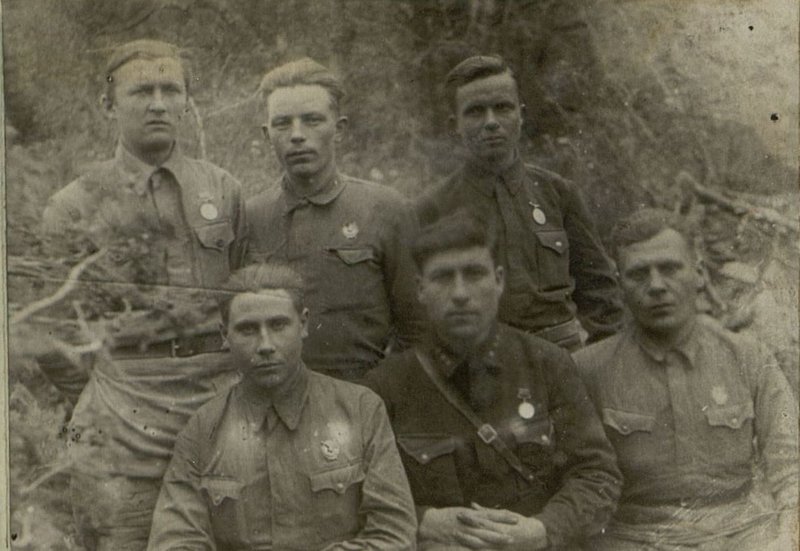 Фотография: Группа бойцов и командиров 3-й батареи, награжденных орденами и медалями Союза ССР. В нижнем ряду слева направо: Старший Сержант  Никитин, Старший лейтенант Мергалишвили, сержант Бессарабов. Второй ряд: Старший Сержант  Воробьев, красноармеец Кучин, лейтенант Кузнецов.