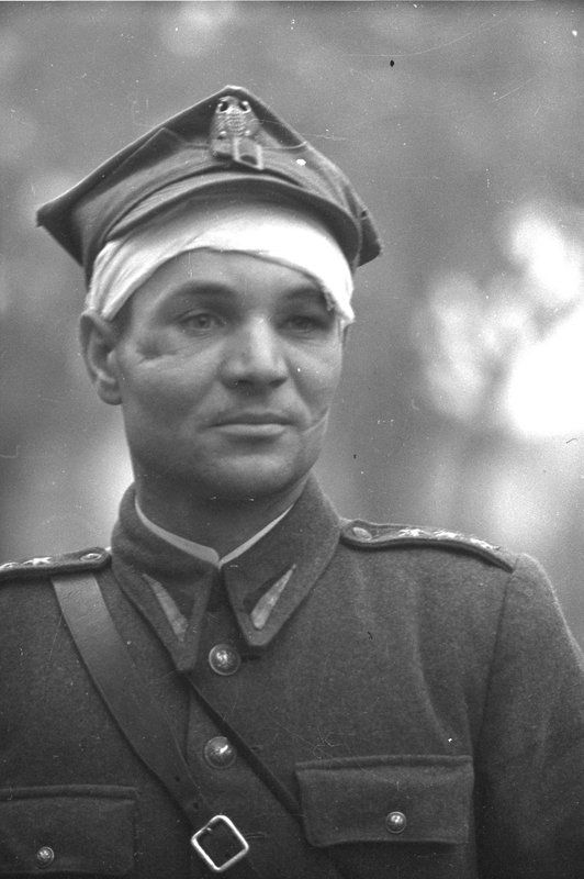 Раненый польский офицер