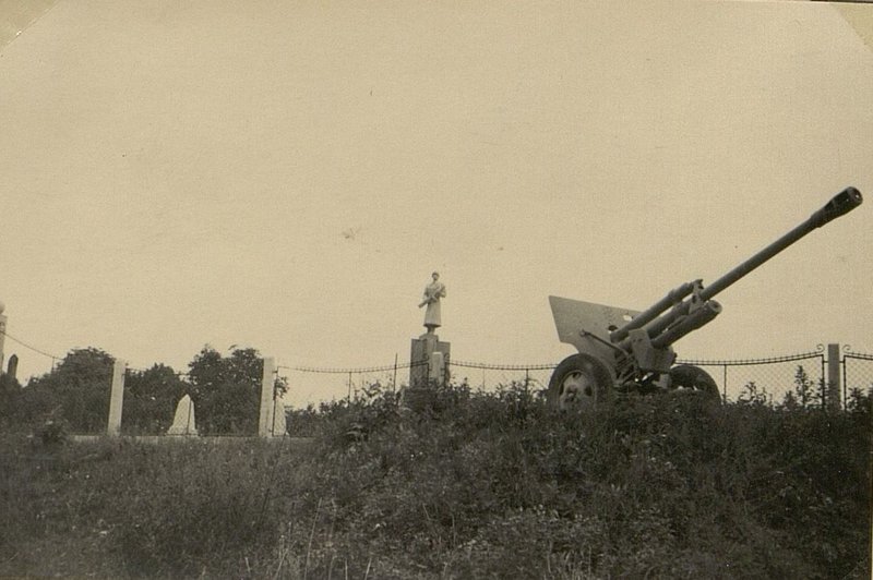 Фотография: с. Поттшах. 76 мм. пушка у входа на кладбище