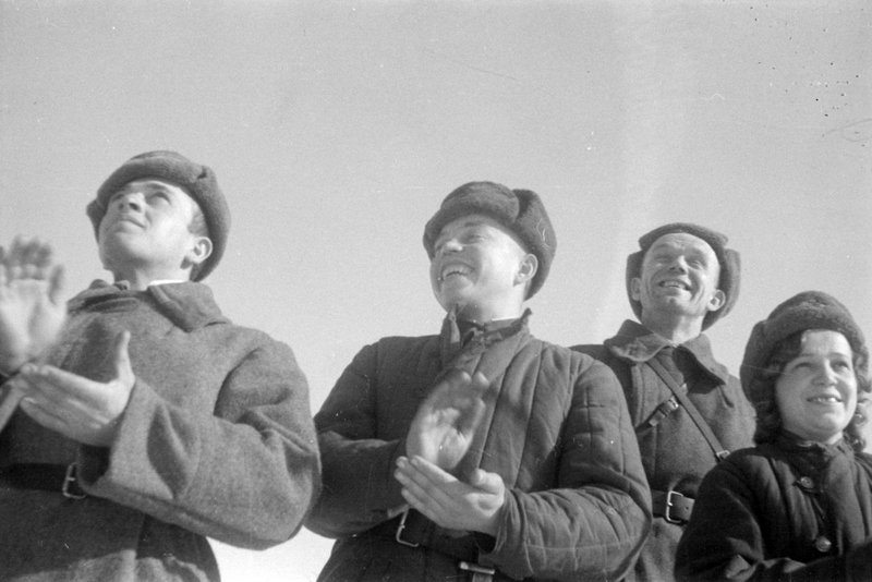 Бойцы и командиры аплодируют зенитному расчету, уничтожившему немецкий самолет