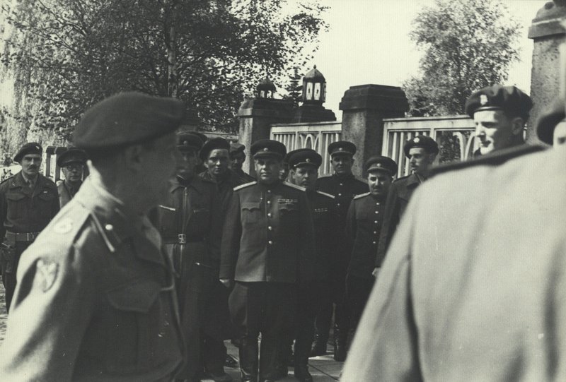 Representatives of the command of 2nd Belorussian Front and the British command at a link-up on the Elbe.