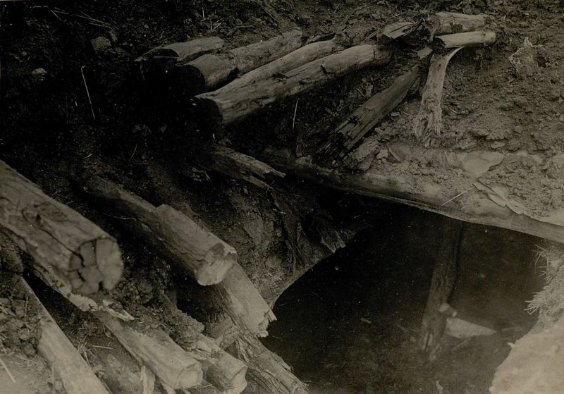 Фотография: Блиндаж в районе зап. Маслово. Разрушен 9-ой батареей 753 ПАП 24 ПАБр 5 АД 4 АКП