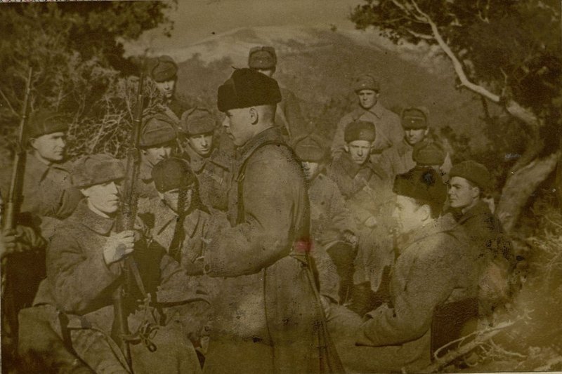 Фотография: Командир 2-го дивизиона, майор Аушев И.А. выступает с докладом на красноармейском митинге 4 батареи о 5-й годовщине 81 гап (гаубичный артиллерийский полк) и боевом пути за 20 месяцев Отечественной войны.