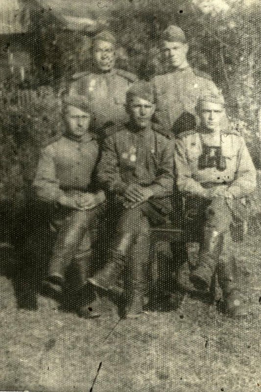 Разведчики 3-й батареи 1-го дивизиона 666-го артполка. Сидит первый справа - Василий Семенович Грищенко