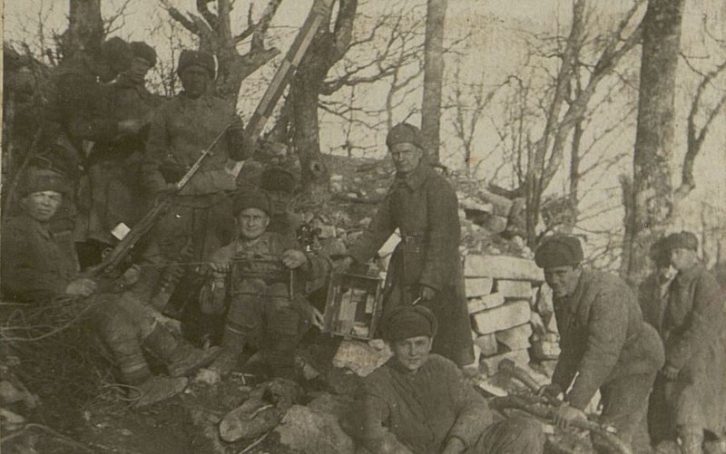 Фотография: Личный состав наблюдательного пункта готовится к выполнению боевой задачи.