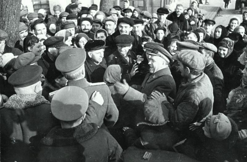 Маршал Георгий Жуков в освобожденном Киеве