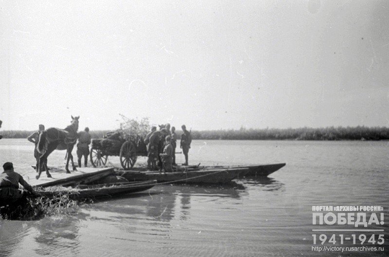 Signalers of the 70th Guards Rifle Division cross the Dnieper