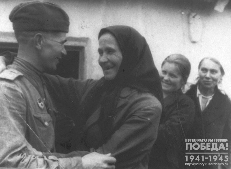 Senior Lieutenant Kravchenko I.K. meeting  his mother in the village of Golubovka, liberated by  Red Army