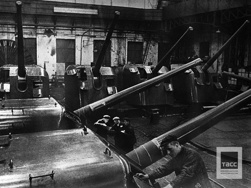 130-mm ship guns in the assembly shop of the Leningrad state plant "Bolshevik"