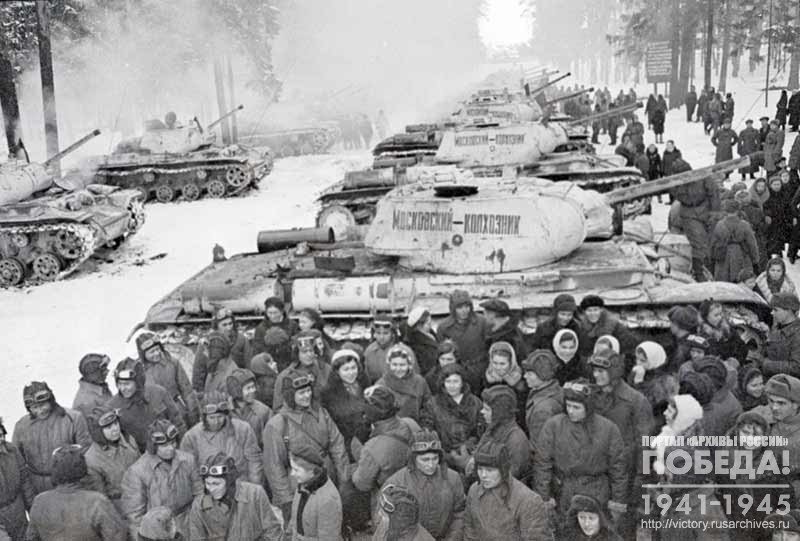 Момент передачи танкистам Н-ской части танковой колонны «Московский колхозник», построенной на средства колхозников Подмосковья